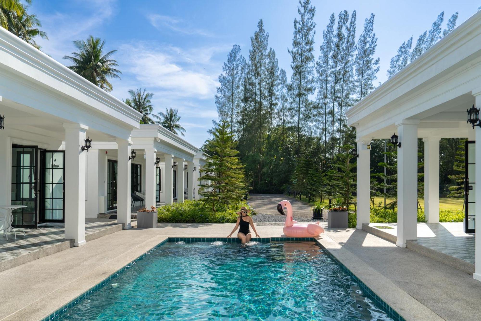 Tarn Villa